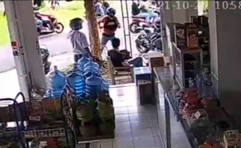 NONGKRONG: Tangkapan layar rekaman kamera CCTV geng SMA melakukan provokasi ke pelajar lain. (sumber: ist)