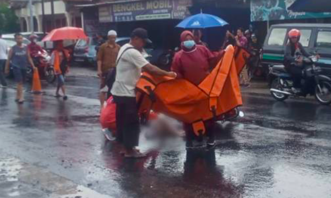MENINGGAL: Relawan dibantu warga melakukan evakuasi dari tempat kejadian kecelakaan ke rumah sakit terdekat. (foto: ist)