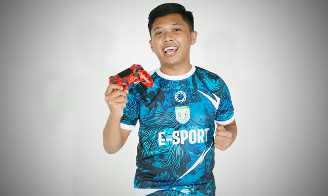 BANGGA: Gamer pro asal Magelang, Sakti Aulia Sulistyo, dikontrak Persela Lamongan di kompetisi Indonesian Football eLeague 1. (foto: ist)
