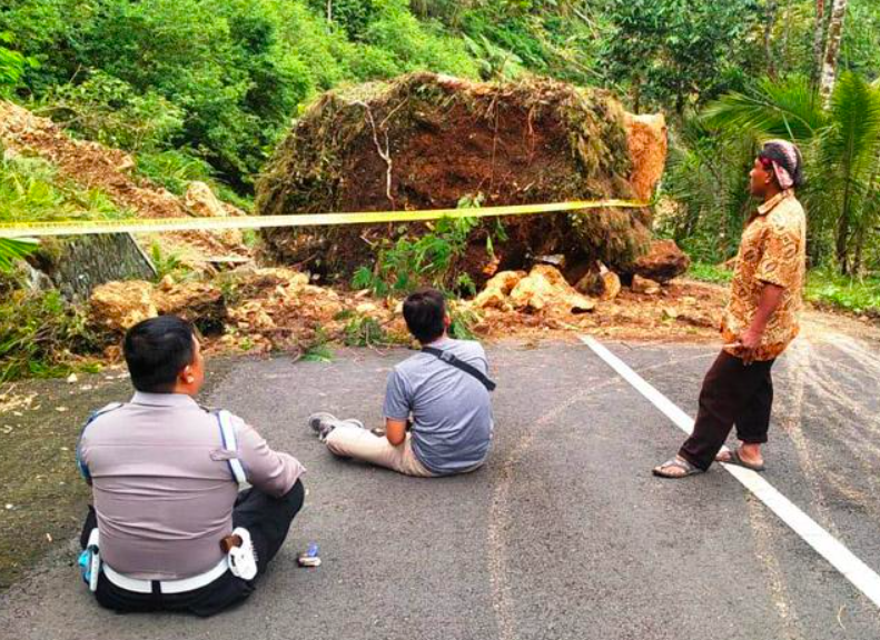 Penampakan longsoran batu sebesar truk menghalangi jalan penghubung Silowuk-Tegalsari, rute bus damri Bandara YIA-Borobudur pun dialihkan. (foto: ist)