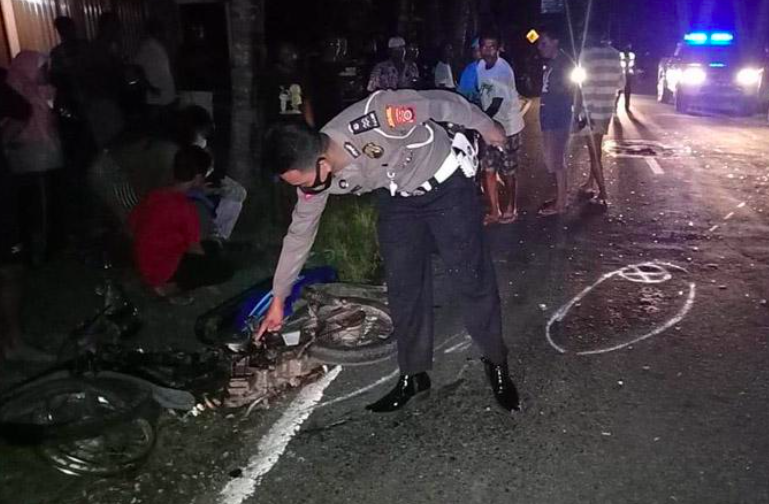 MAUT: Polisi melakukan olah TKP kecelakaan adu banteng motor Shogun vs Supra di Jogja yang menewaskan dua pemotor. (foto: ist)