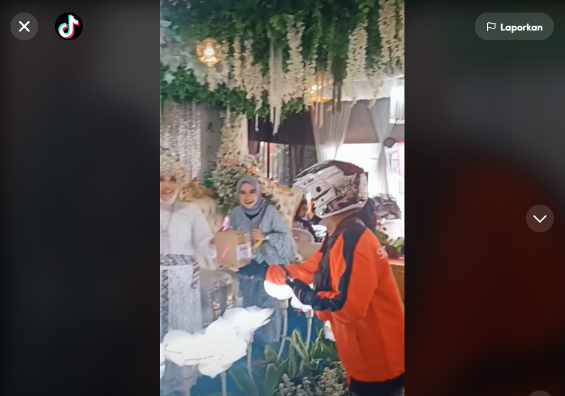 Viral Pengantin Terima Kiriman Paket Saat Resepsi Nikah, Kurir Antar Langsung ke Pelaminan