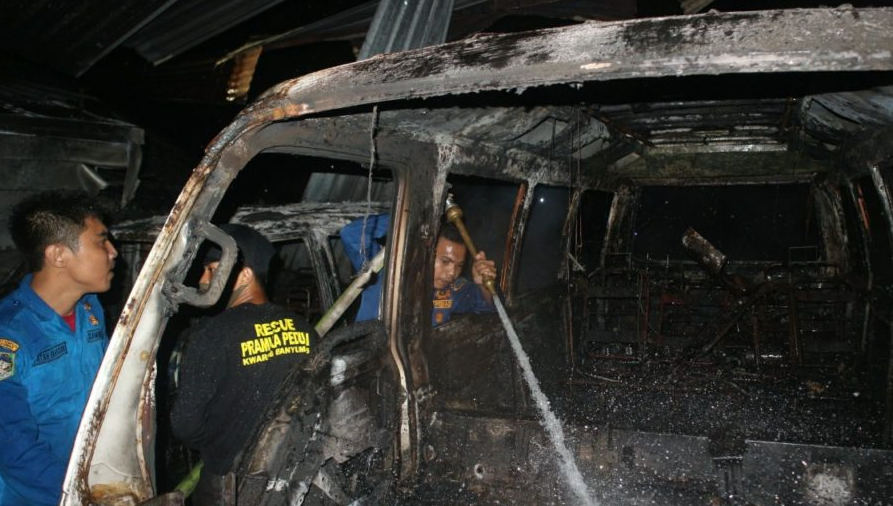 BANGKAI: Salah satu mobil hangus terbakar dan tinggal kerangka saja. (foto: ist)