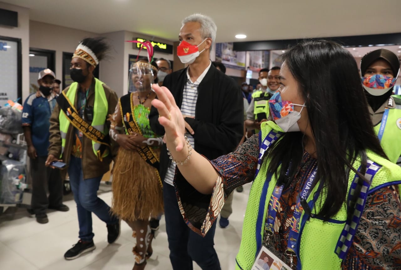 Tiba di Papua, Ganjar Pranowo Disambut Masyarakat, Minta Foto Bareng
