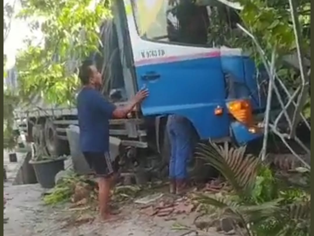 MAUT: Truk Trailer mengangkut semen menabrak dua rumah dan pos ronda di Jogjakarta. (gambar: ist)