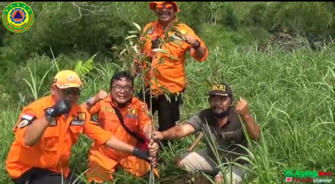 Peduli Lingkungan, Sejumlah Relawan Tanam Bibit Buah di Temanggung