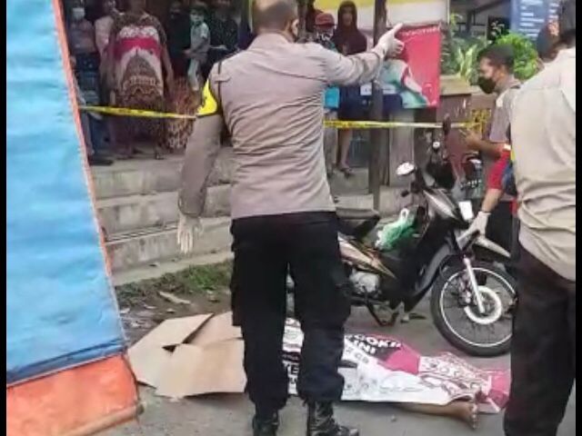 BREAKING NEWS: Penemuan jasad pria di pinggir Jalan Kalinegoro, Mertoyudan, Kabupaten Magelang. (sumber: tangkapan layar)