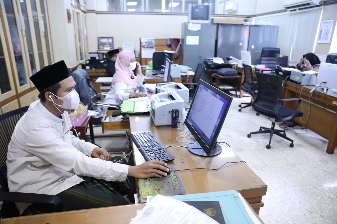 Peringati Hari Santri, Ganjar dan ASN Pemprov Jateng Ngantor Sarungan