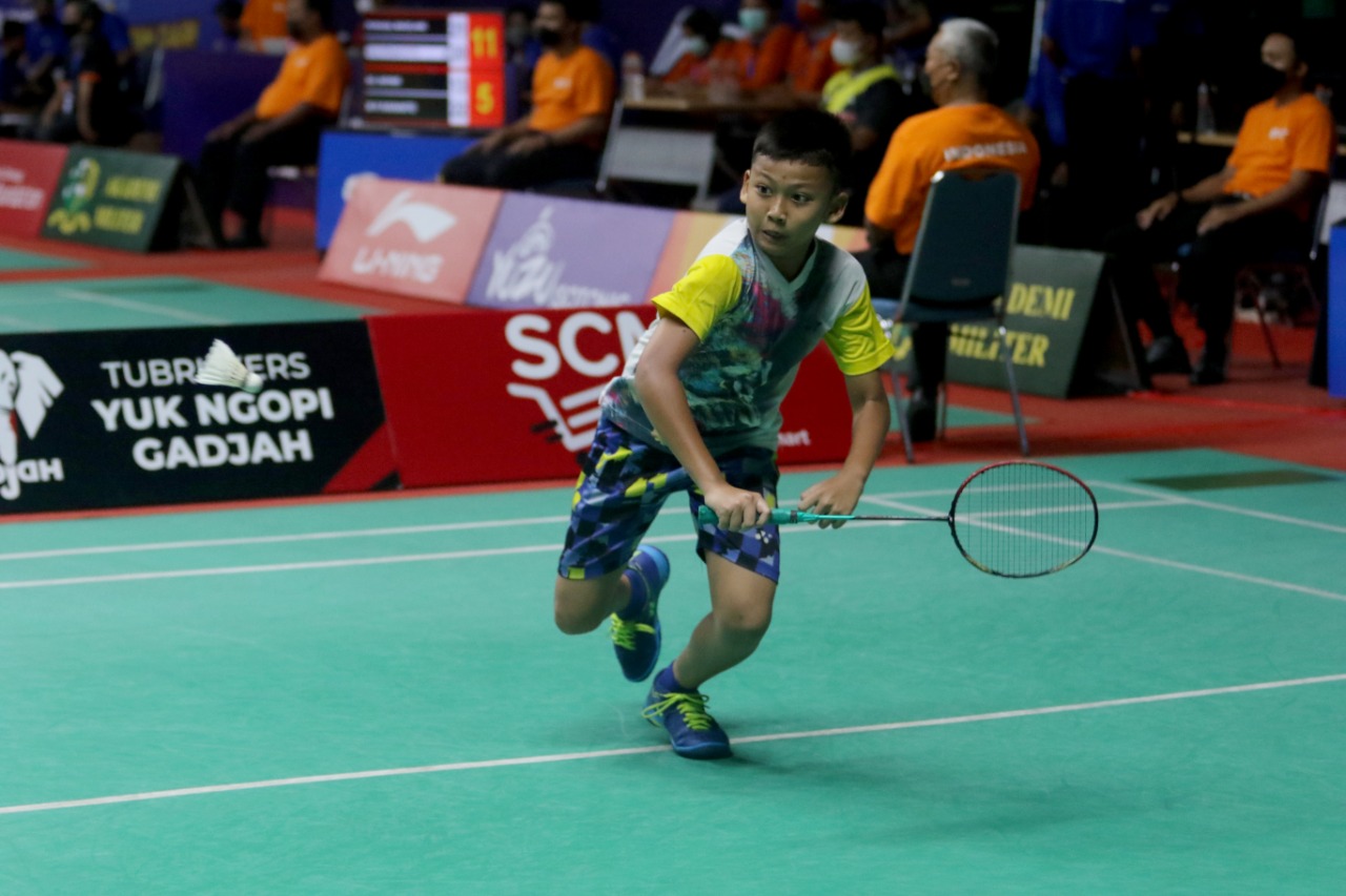 LINCAH: Atlet tunggal putra U-11 Fathan Arfa Harnanto saat bertanding di babak kualifikasi Yuzu Isotonic Akmil Open 2021 di GOR Djarum Magelang. (foto: ist)