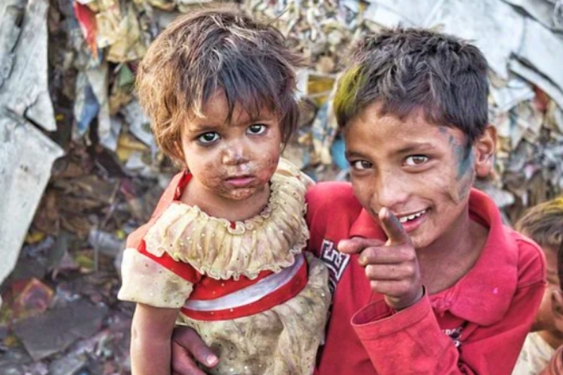 anak perempuan digendok kakak laki lakinya