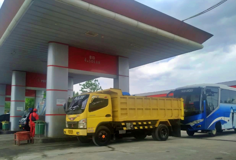 ilustrasi truk dan bus antri panjang di SPBU karena kelangkaan solar