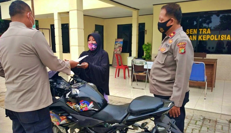 kendaraan curian ditemukan saat razia warga belum vaksinasi diserahkan kepada pemiliknya