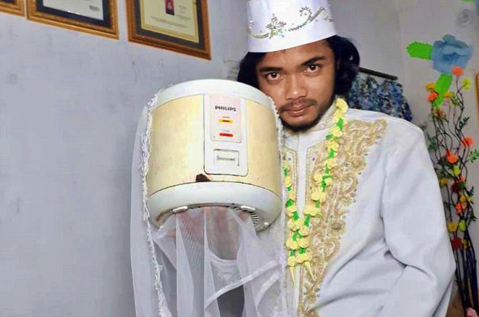 Pria asal Magelang bernama Khoirul Anam viral usai menikahi sebuah rice cooker. Ia juga sempat heboh usai menawarkan jasa malam tahun baru.* /Facebook/Khoirul Anam