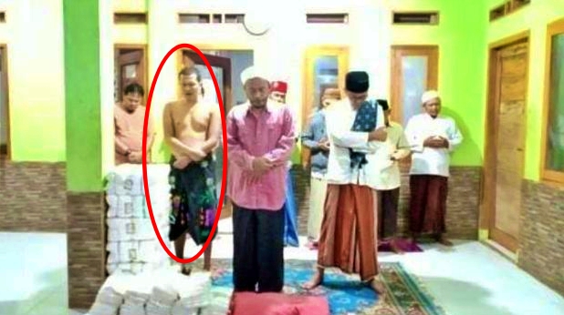 pesan suara dan foto yang beredar seorang ustaz sholat tanpa baju