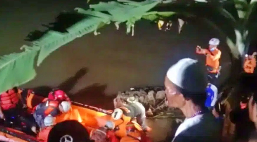 proses pencarian siswa yang tenggelam saat susur sungai
