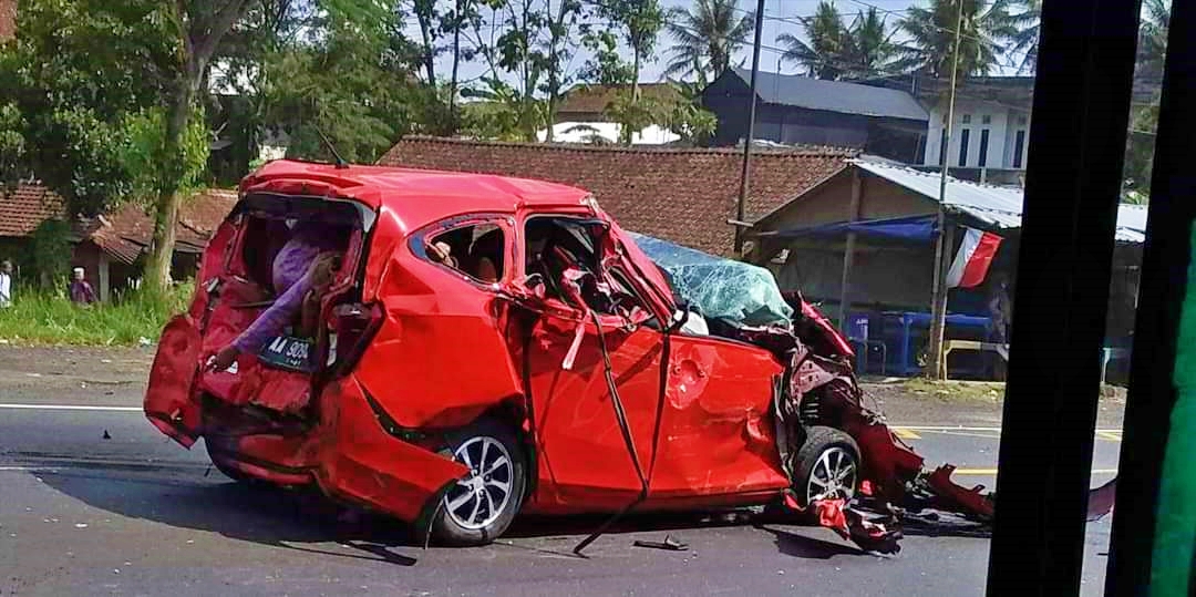 salah satu mobil yang terlibat kecelakaan beruntun di Secang Magelang