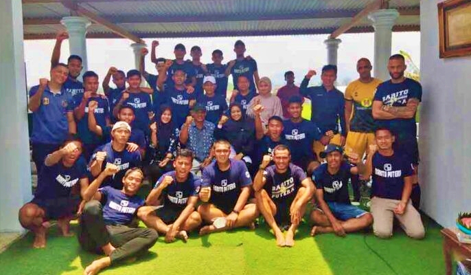 tim dan jajaran Barito Putra saat di rumah Bagas Kaffa di Magelang