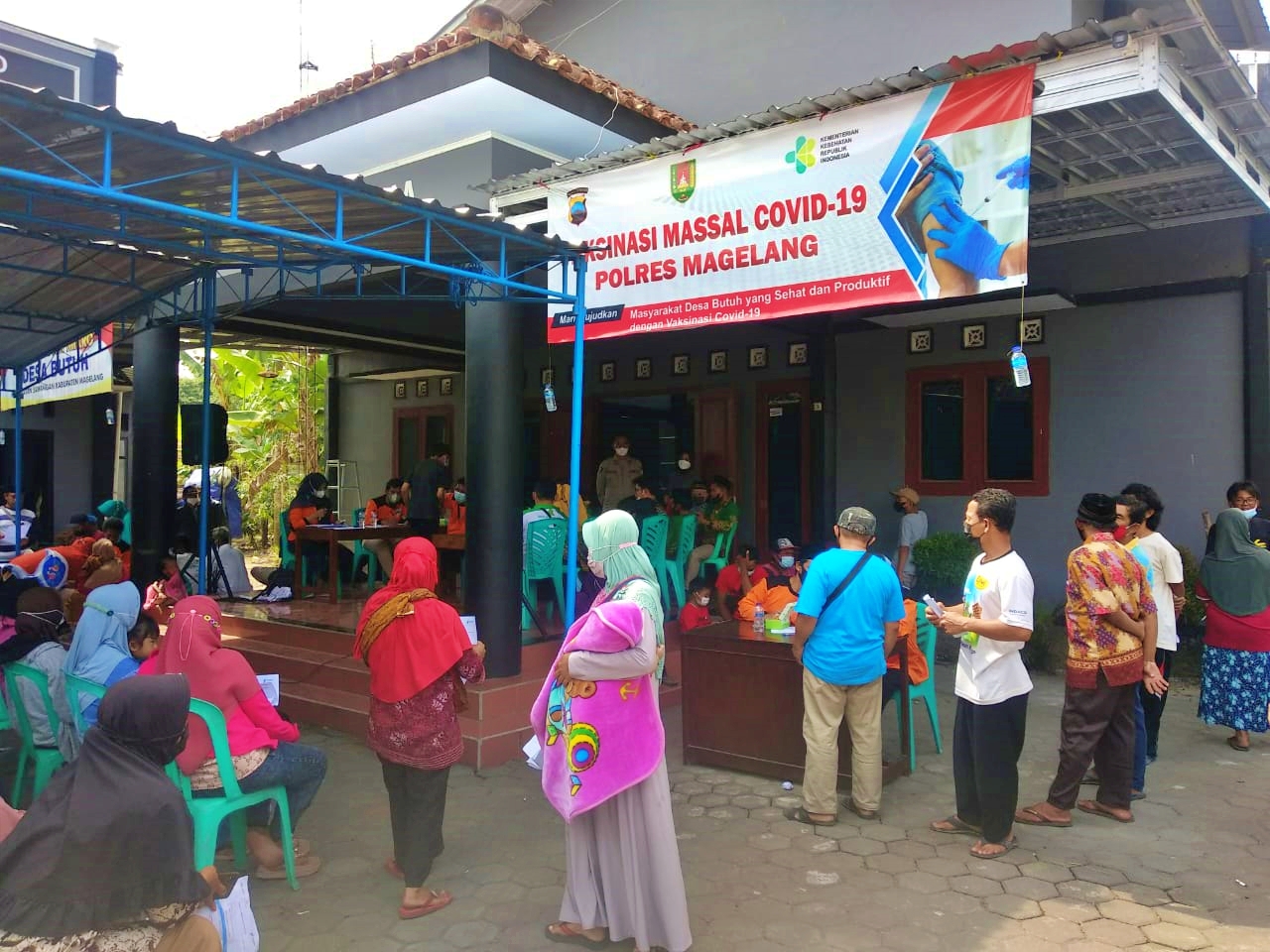 vaksinasi massal Polres Magelang di Desa Butuh Sawangan