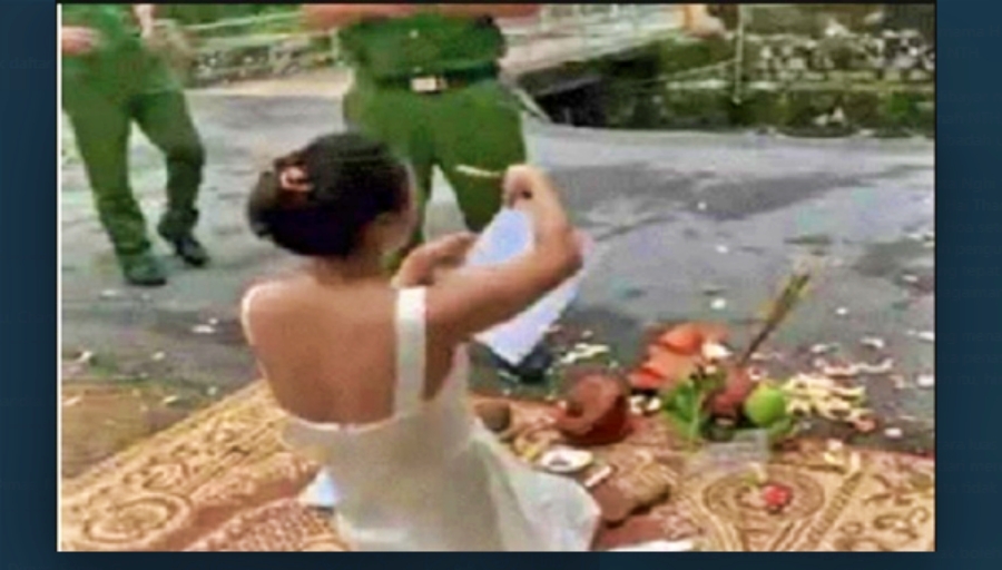 wanita ini gelar ritual di depan rumah si peminjam karena susah ditagih hutangnya