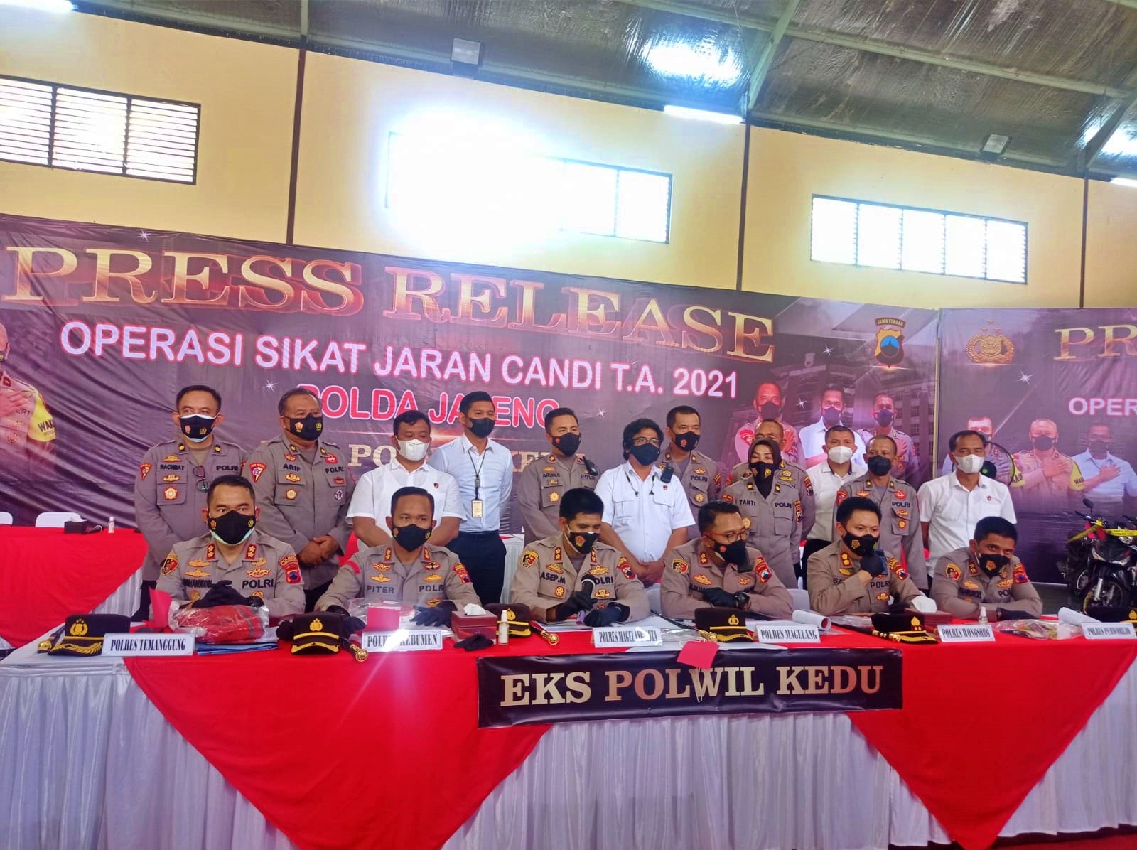 6 Polres eks Polwil Kedu saat jumpa pers hasil Ops Sikat Jaran Candi 2021