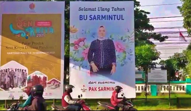 Baliho viral ucapan ulang tahun bu sarmintul di Bantul