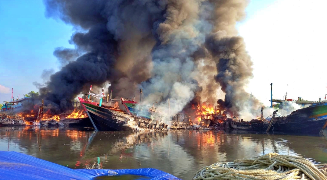 Belasan kapal ikan terbakar di pelabuhan Kota Tegal Jawa Tengah