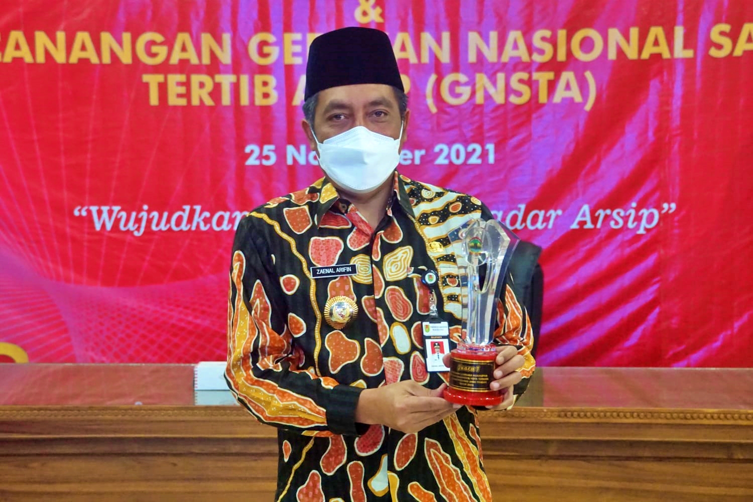 Bupati Magelang menerima penghargaan untuk Dispuspa Kabupaten Magelang menjadi lembaga kearsipan terbaik se Jawa Tengah 2021