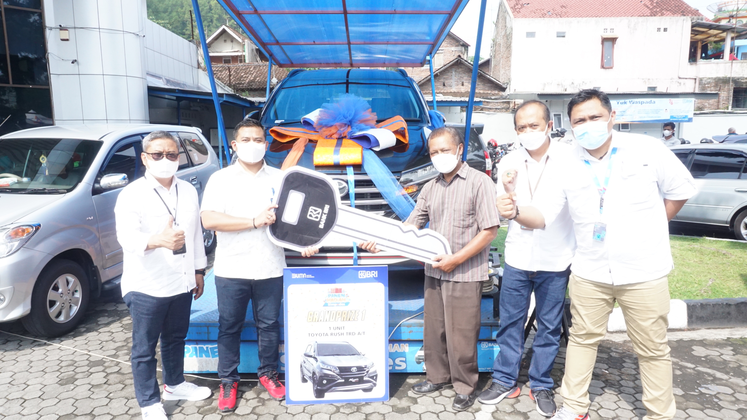 HADIAH UTAMA: Kepala Bank BRI Cabang Magelang, Gunariyadi (dua kiri) menyerahkan kunci dan Mobil Toyota Rush TRD 2020 kepada nasabah setia BRI Unit Ngablak, Nataneel Parwadi, Kamis (4/11)