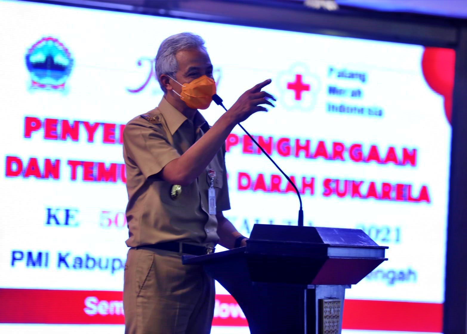 Ganjar Pranowo saat memberikan pengharaan kepada pendonor darah yang sudah melakukannya sebanyak 50 sampai 75 kali