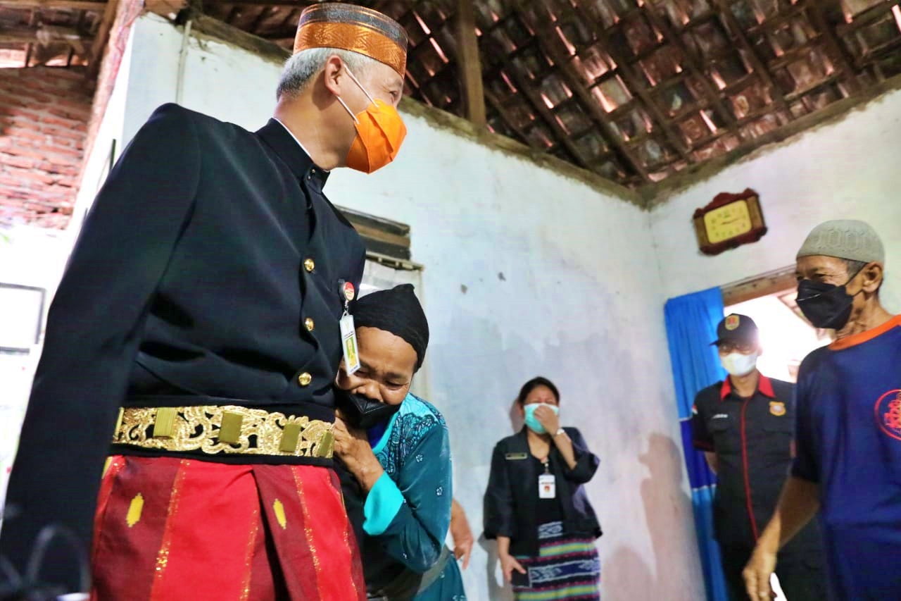Ganjar dipeluk oleh orang tua salah satu guru honorer di Semarang yang sambil menangis