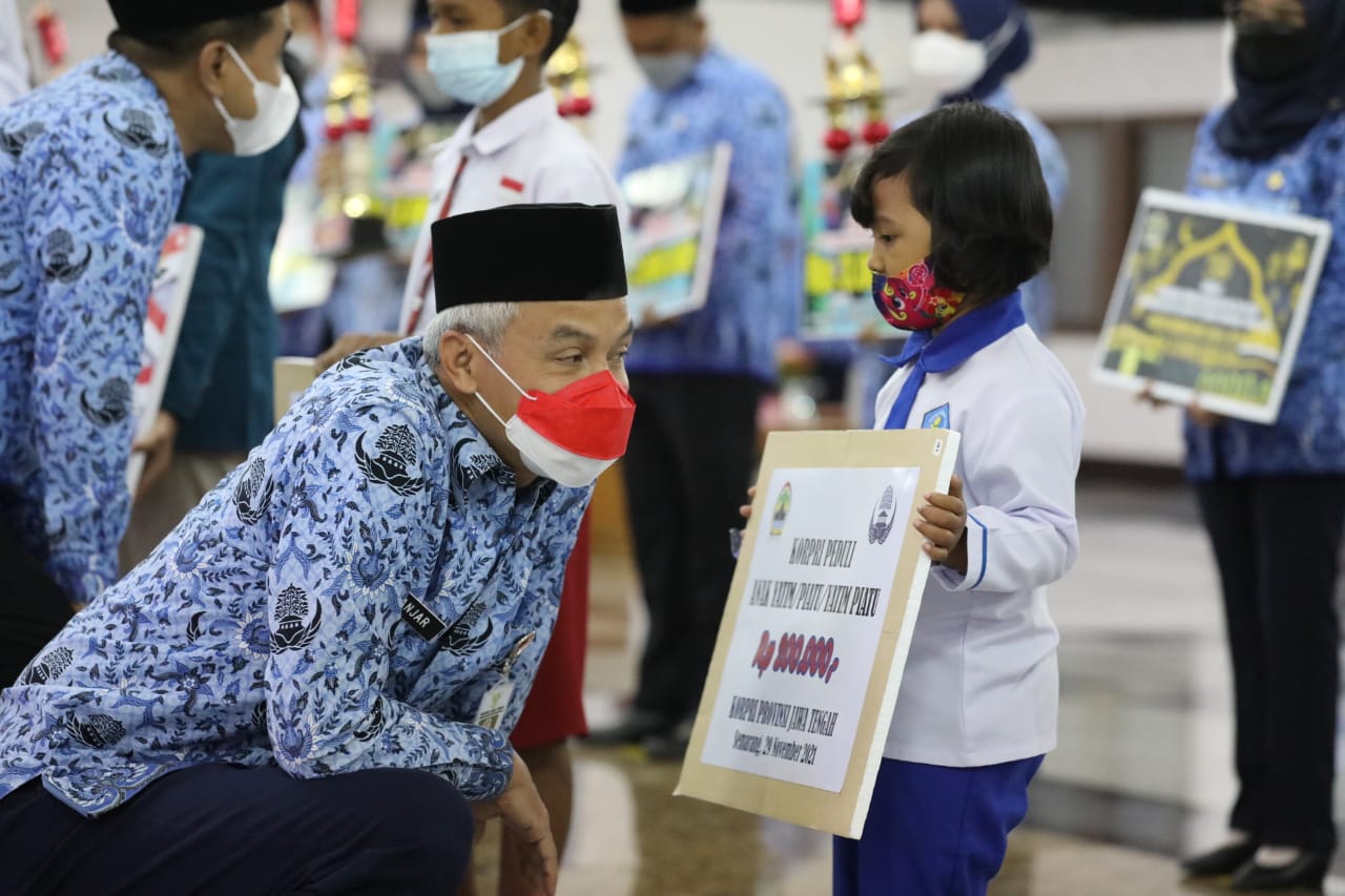 Ganjar saat memberikan bantuan kepada anak dan ibunya di belakang menangis terharu