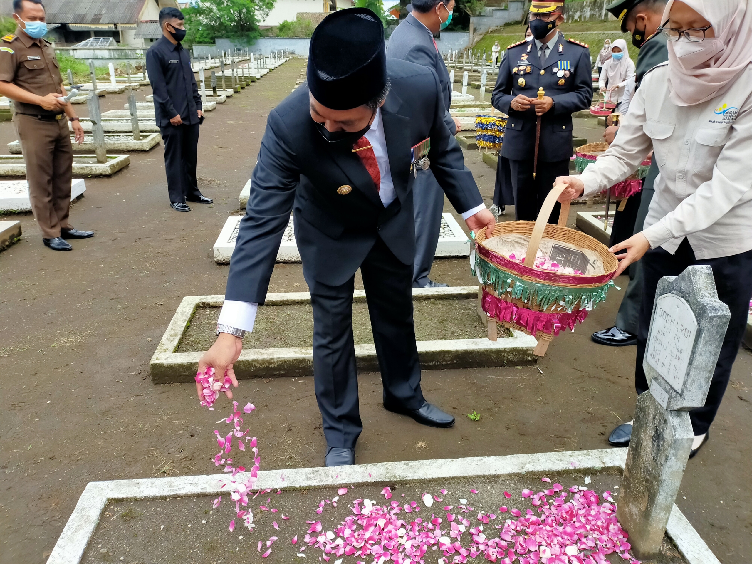 Tabur bunga bupati magelang dalam acara hari pahlawan