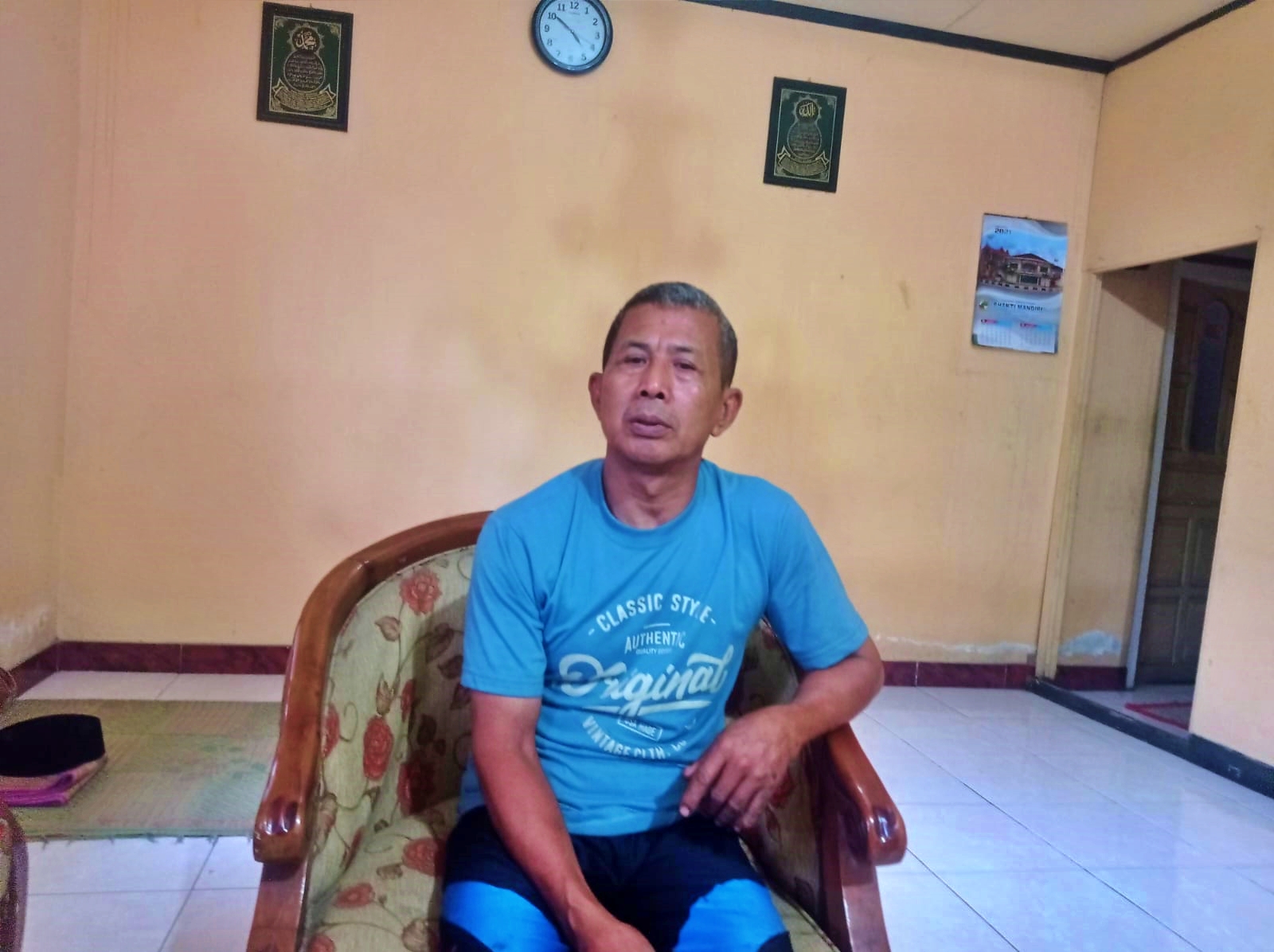 Isnandi adik Ibu Trimah yang sempat merawatnya sebelum dibawa ke Panti Jompo