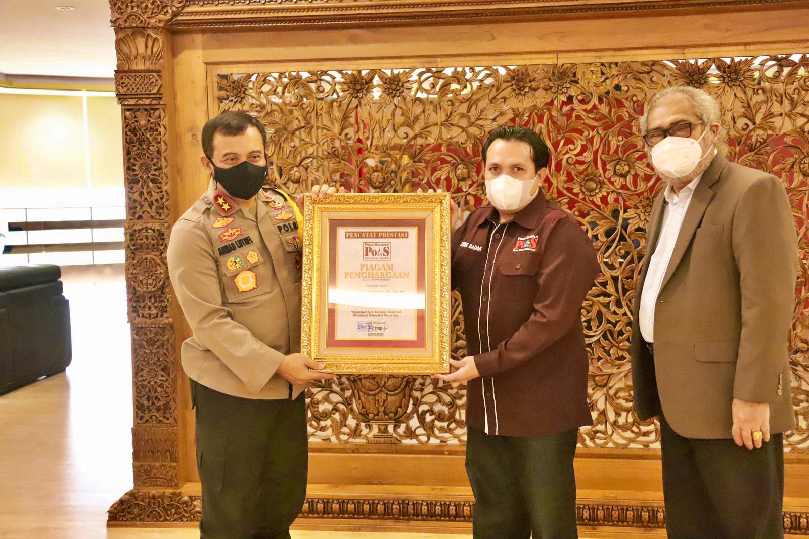 KNPA Saat memberikan penghargaan kepada Kapolda Jateng