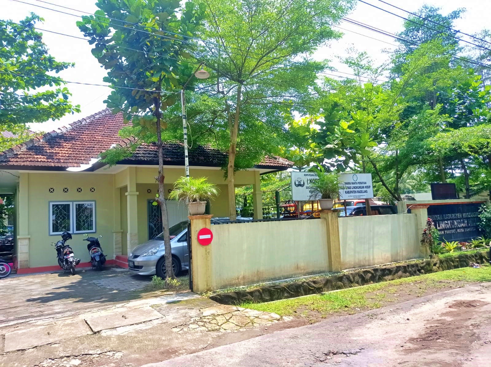 Kantor Dinas Lingkungan Hidup Kabupaten Magelang. Kepala UPTD Pengolahan Sampah ditetapkan tersangka kasus korupsi