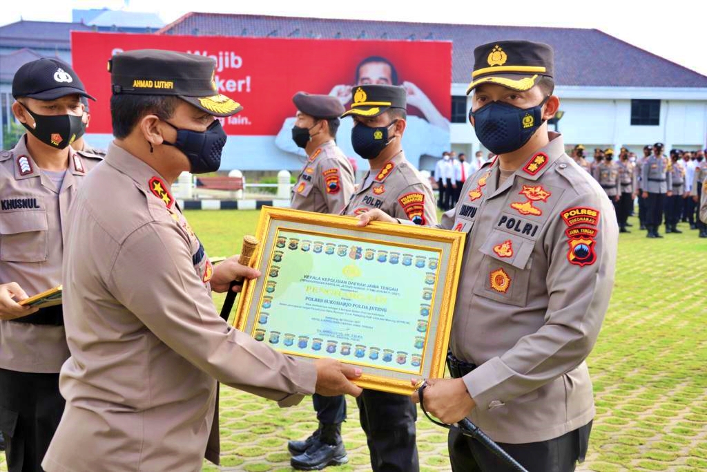 Kapolda Jateng saat memberikan penghargaan kepada anggotanya