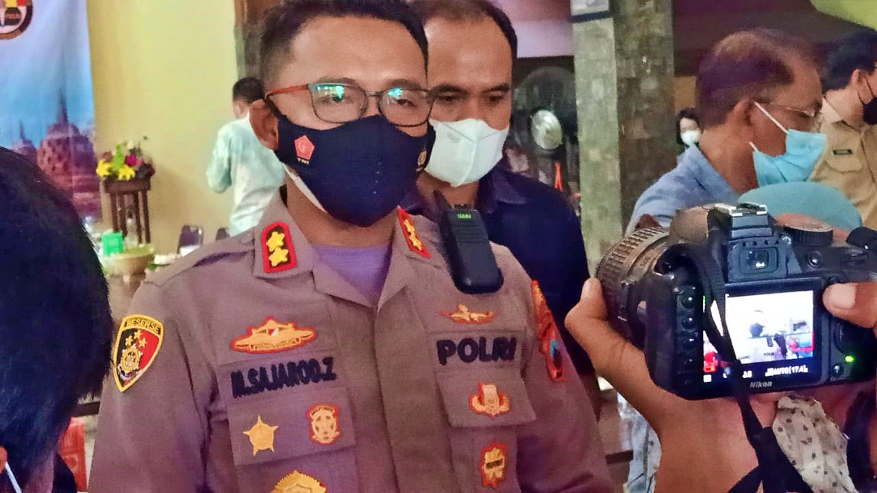 Kapolres Magelang AKBP M Sajarod Zakun saat diwawancari awak media