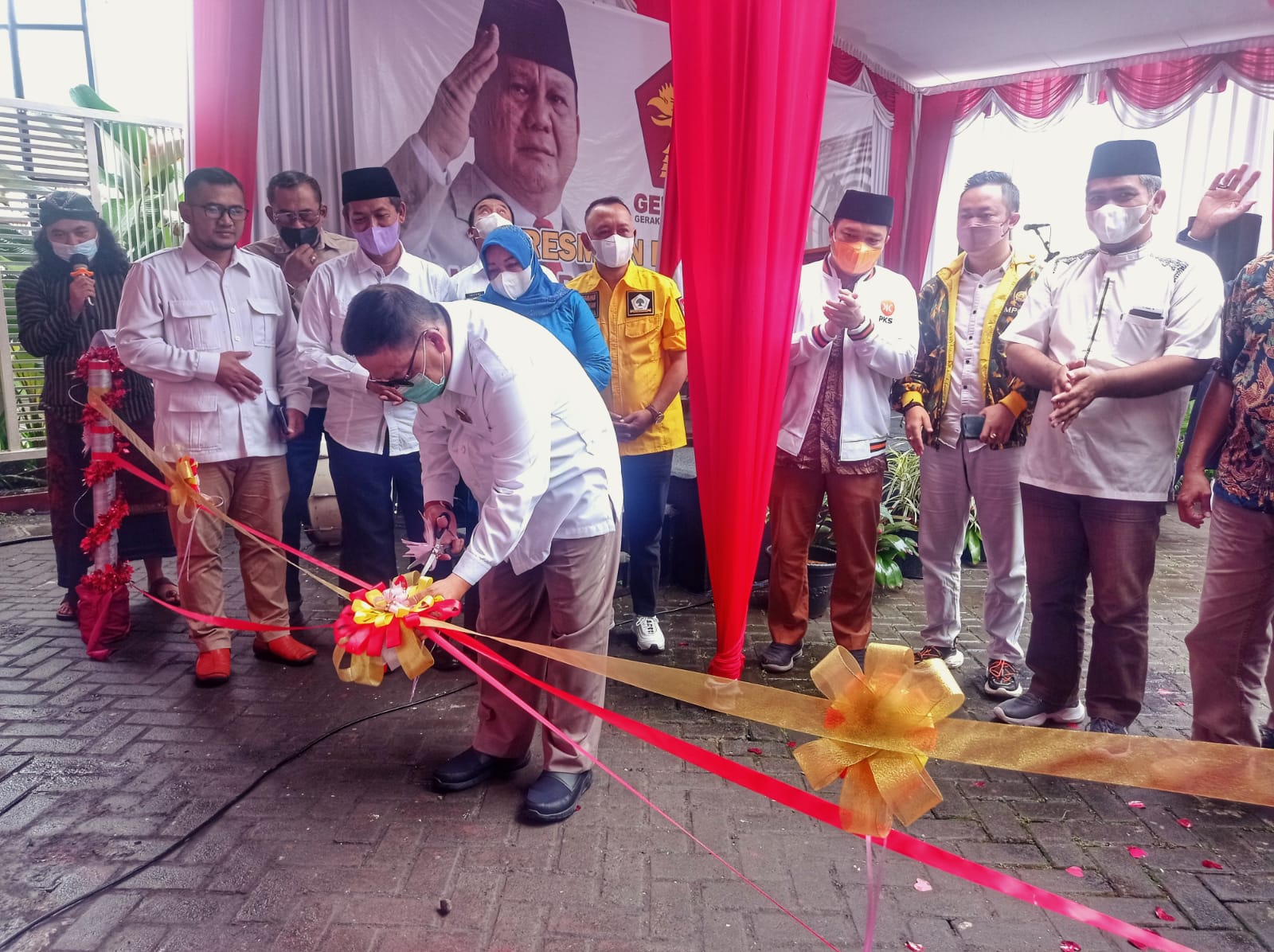 Ketua DPC Partai Gerindra Kabupaten Magelang Soeharno saat memotong pita kantor barunya_(10/11/2021)-Foto : bsn