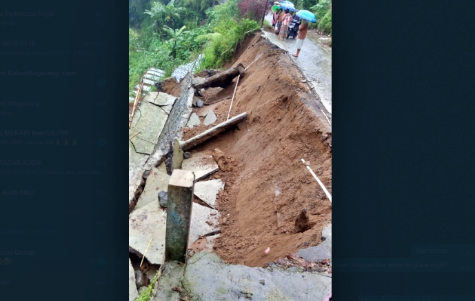 Longsor sebuah jalan di Dadapan Ketep Sawangan