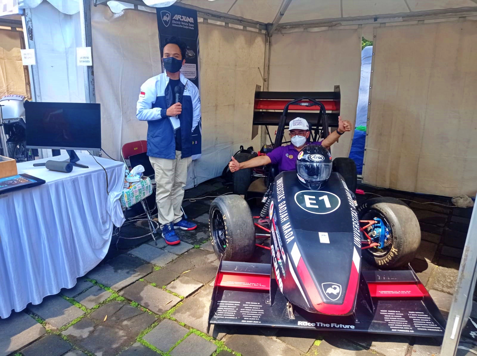 Menhub Budi Karya Sumadi saat menaiki mobil balap listrik karya mahasiswa UGM Yogyakarta saat pameran di Candi Borobudur Magelang_Foto bsn