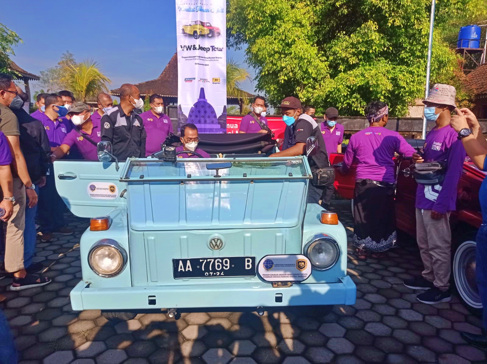 Menteri Perhubungan Budi Karya Sumadi saat naik vw Borobudur untuk acara Pekan Nasional Keselamatan Jalan 2021