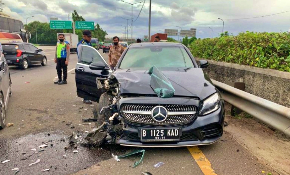 Mobil yang kecelakaan setelah melawan arus di jalan tol