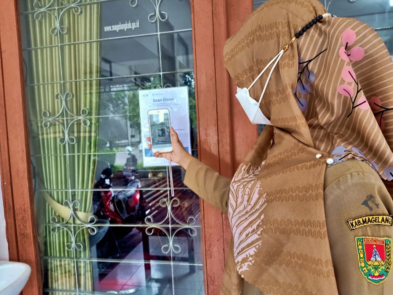 Pegawai dan pengunjung ke Kantor Dinas dan Kecamatan wajib QR Code Peduli Lindungi