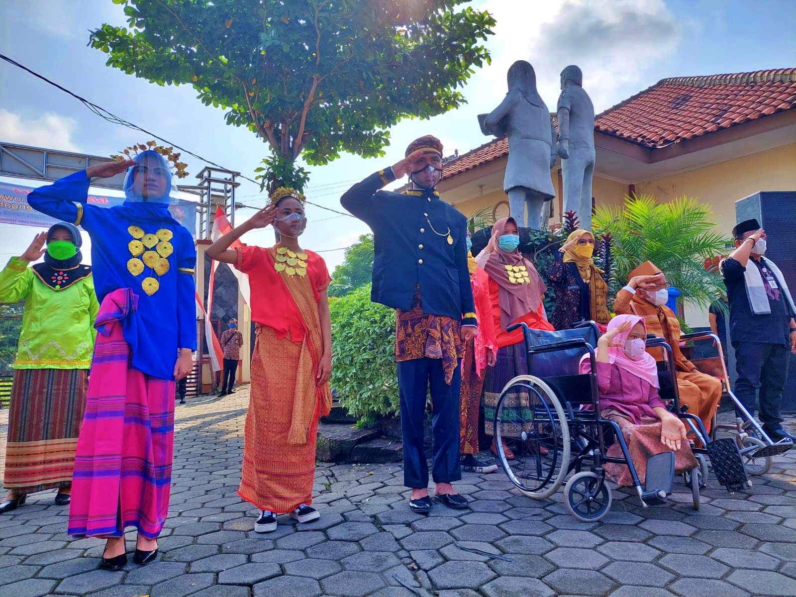 Peringati Hari Guru, Ganjar dan peserta upacara lainnya berpakaian adat daerah di Indonesia