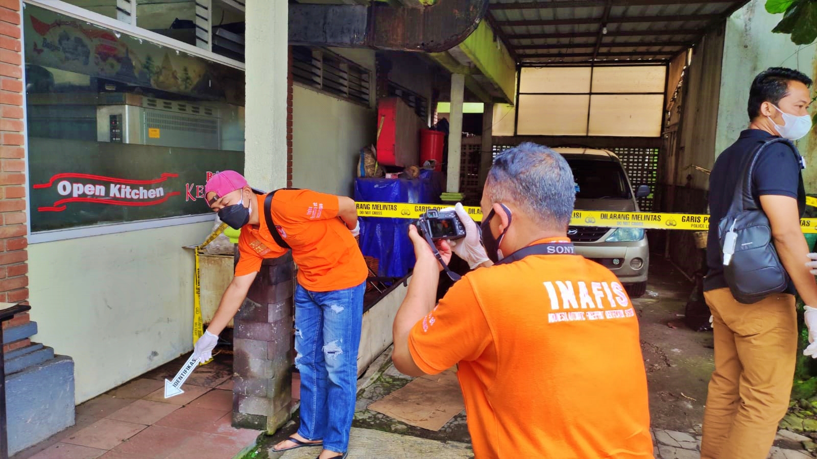 Petugas Polres Magelang sedang melakukan olah tkp penemuan mayat di SPBU Salam Magelang