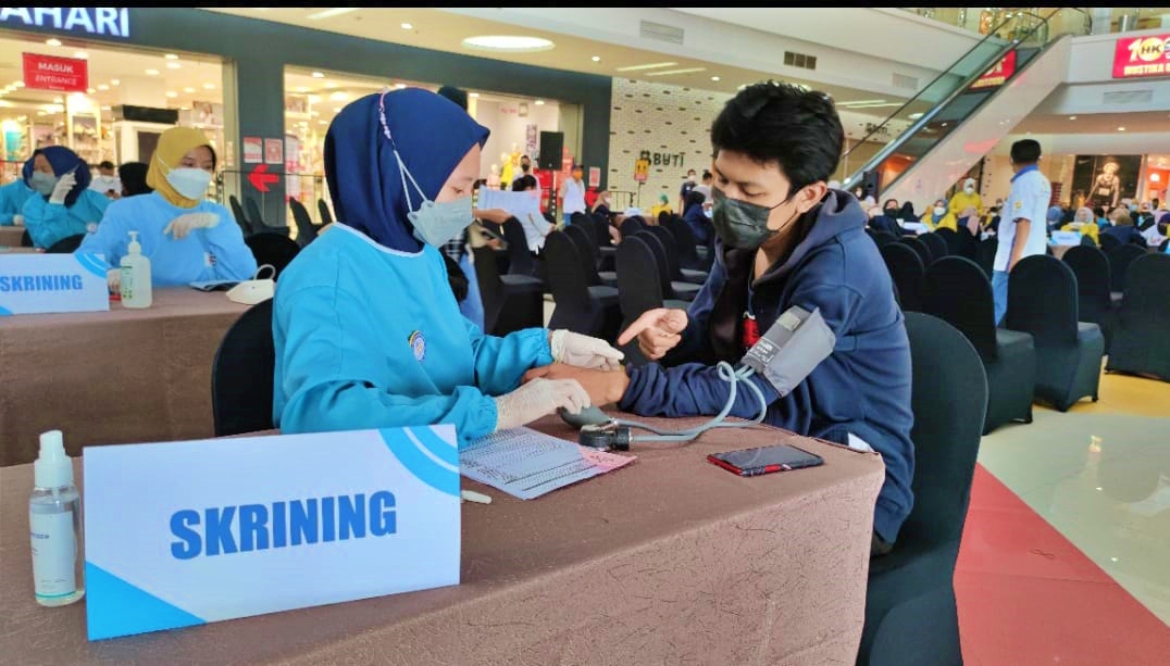 Salah satu pengunung Artos Mall saat skreaning sebelum mengikuti vaksinasi massal