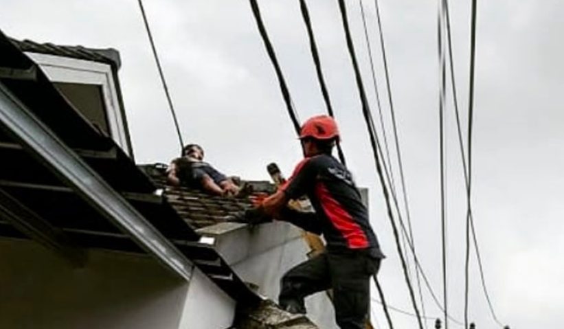 Seorang warga tersengat aliran listrik saat hendak memperbaiki genting rumahnya. (gambar: ilustrasi/ist)