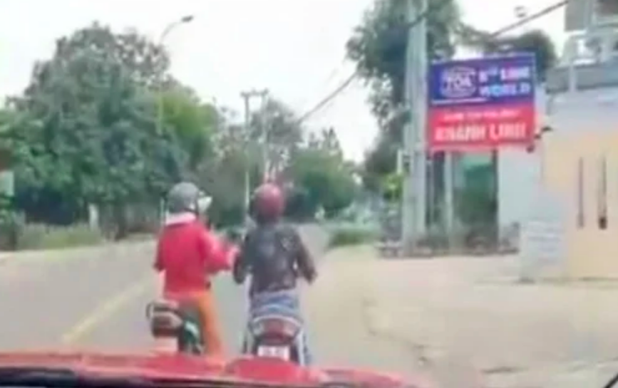 Ilustrasi keributan emak-emak dengan pengendara lain di jalan raya. (foto: ist)