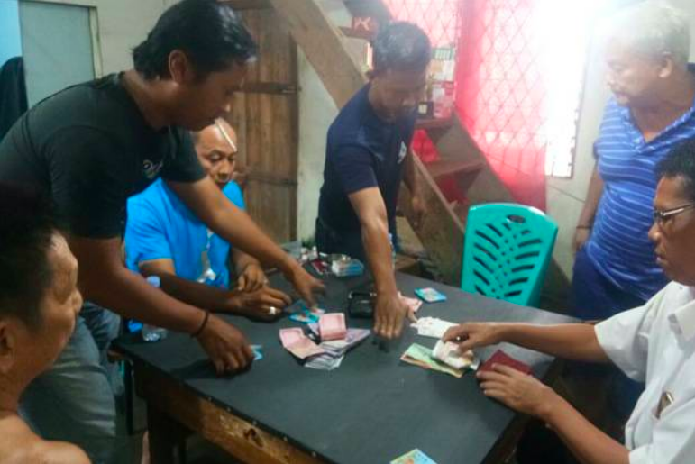 Polisi menggerebek praktik judi kartu remi. (foto: ilustrasi/ist)