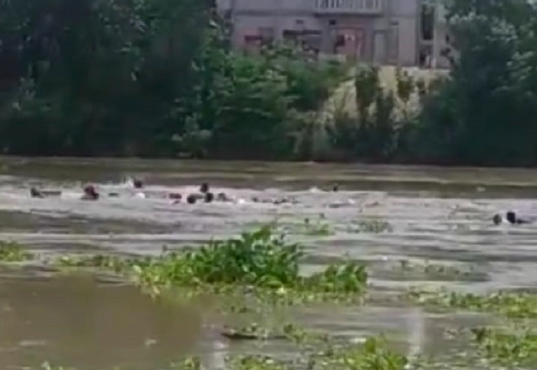 DRAMATIS: Puluhan orang terhanyut setelah kapal yang ditumpanginya terbalik. (gambar: tangkapan layar)